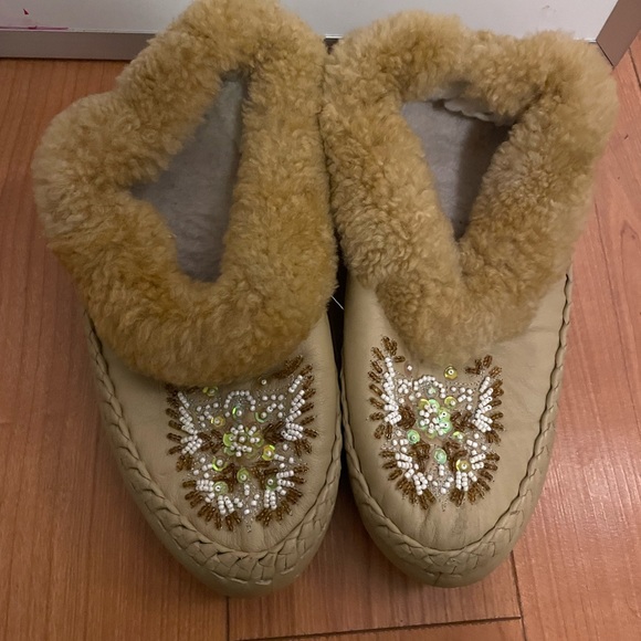 Hand beaded moccasins - Picture 4 of 10